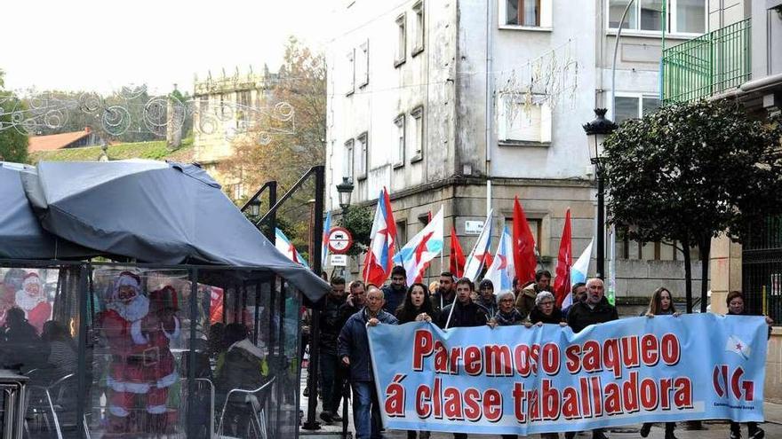 La manifestación de CIG concentró a un tímido grupo de personas en Vilagarcía. // Iñaki Abella