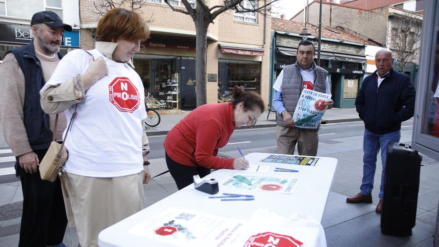 El movimiento vecinal logra en dos horas más de mil firmas en contra de la planta de pirólisis en el puerto de Gijón