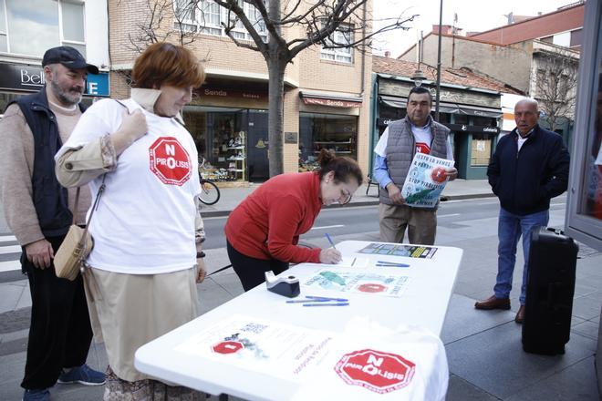 En imágenes: Los vecinos de Gijón empiezan a recoger firmas contra la planta de pirólisis en El Musel
