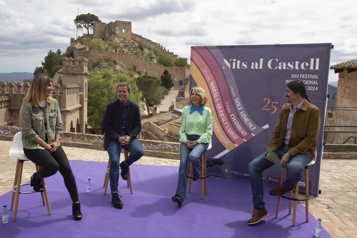 Sole Giménez, junto al alcalde de Xàtiva, en la presentación del Festival Nits al Castell del año pasado.