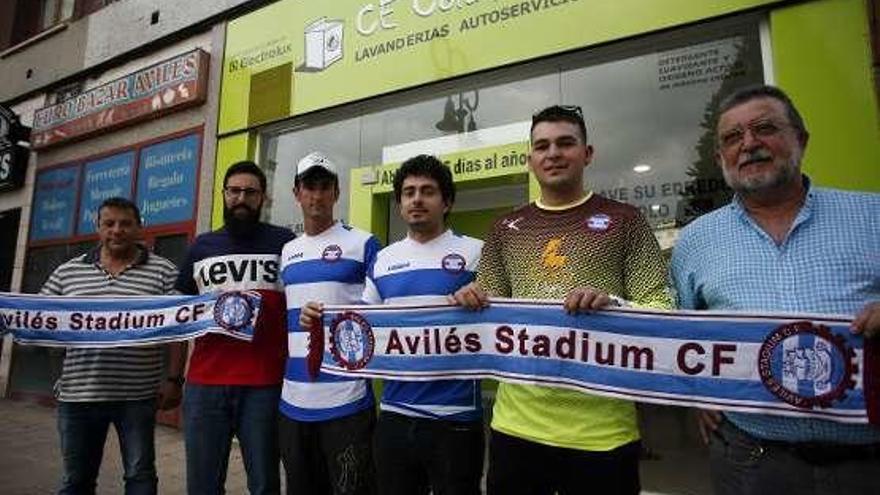 En el centro, desde la izquierda, Adrián Sánchez, Guille Vigil y Juanes, en su presentación como jugadores del Stadium.