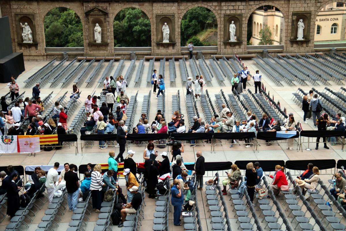 Els assistents han ocupat les cadires més pròximes al recorregut previst pel pontífex