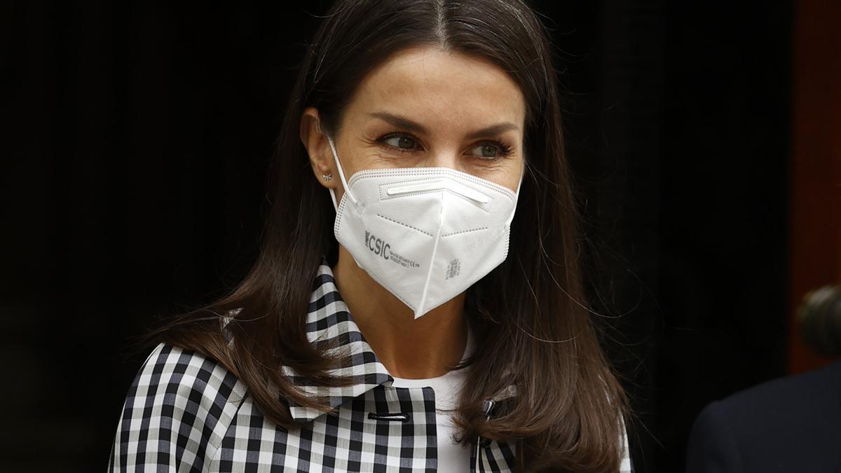 La reina Letizia presume de canas y de maquillaje natural