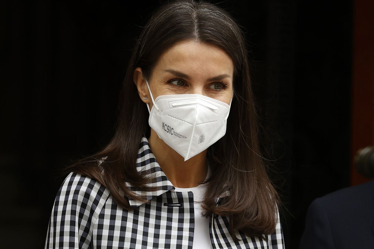 La reina Letizia presume de canas y de maquillaje natural