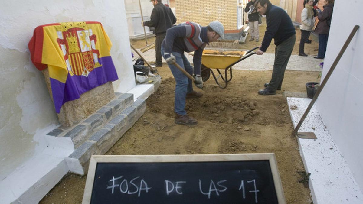 El arqueólogo Juan Luis Castro (i), junto a compañeros de la Cooperativa Arqueocativa, han comenzado la exhumación de los restos de las mujeres conocidas como las '17 rosas de Guillena'.