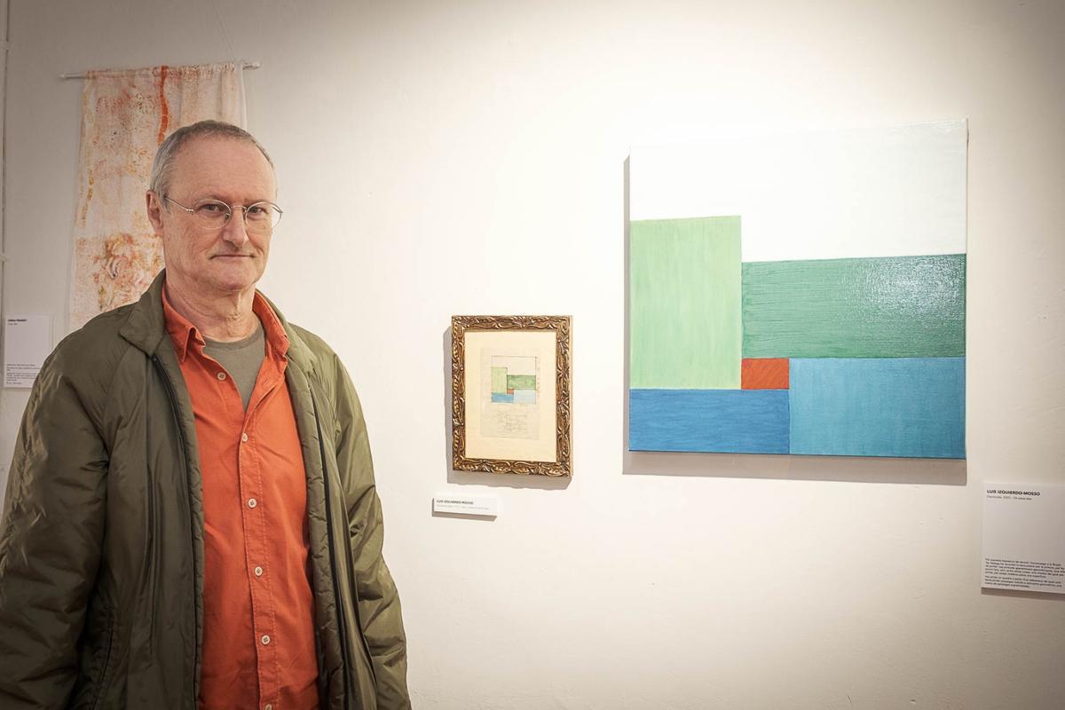 Luís Izquierdo-Mosso amb l'esboç a partir del qual ha creat la peça final.