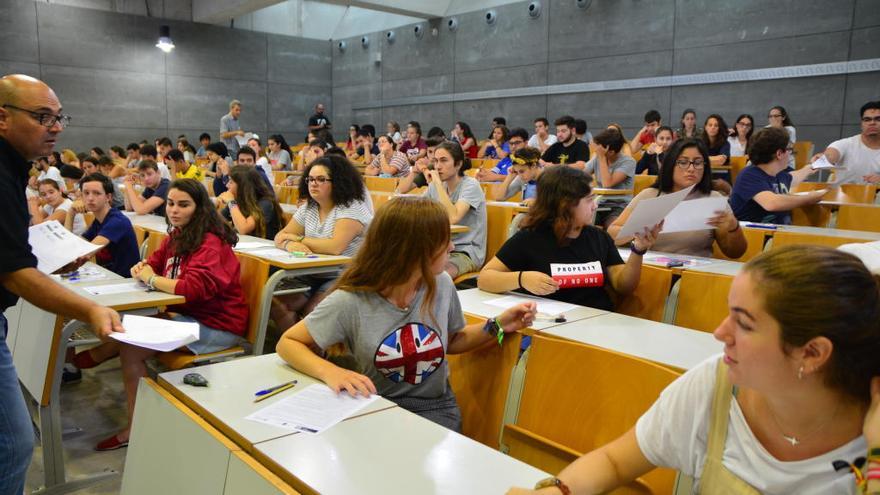 Alumnos durante el primer examen de la EBAU en la edición de septiembre en el campus de la universidad de Cartagena.