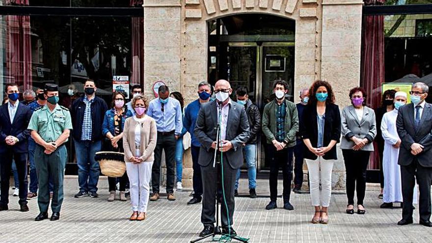 El alcalde de sa Pobla, Llorenç Gelabert, y la delegada Aina Calvo, entre los presentes.  | EFE