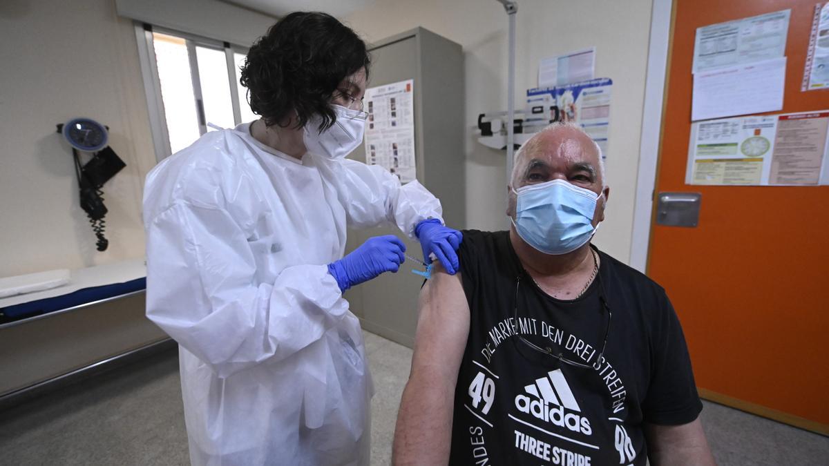 Una sanitaria inocula una dosis de la vacuna contra el covid-19 en el centro de salud Barranquet de Castelló.