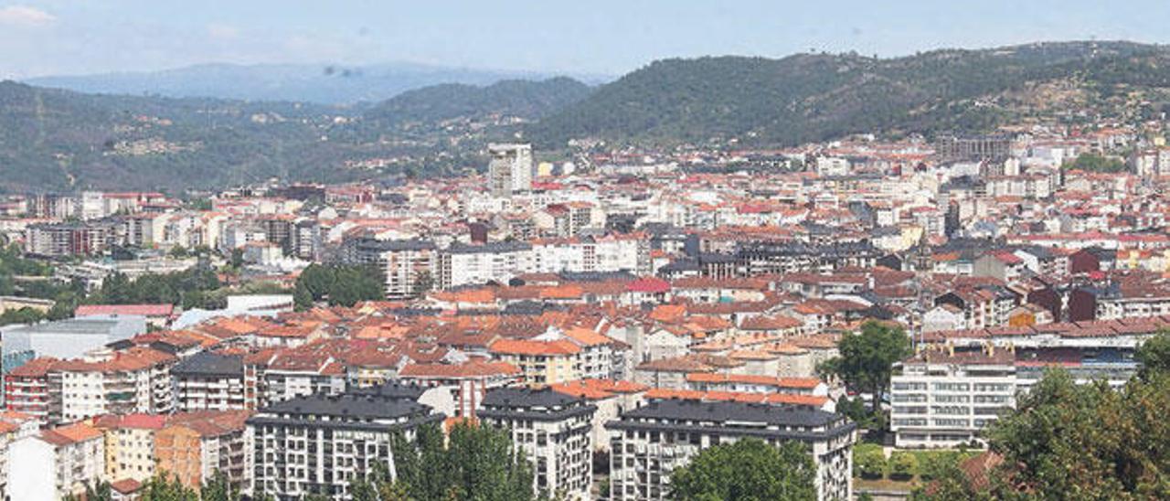 Vista del casco urbano de Ourense y de parte de su perímetro rural