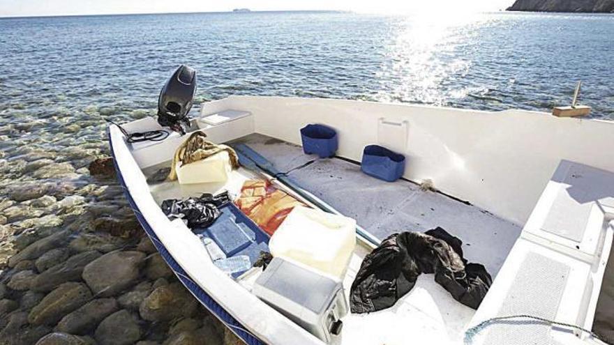 Eines der Flüchtlingsboote an der Küste von Ibiza.