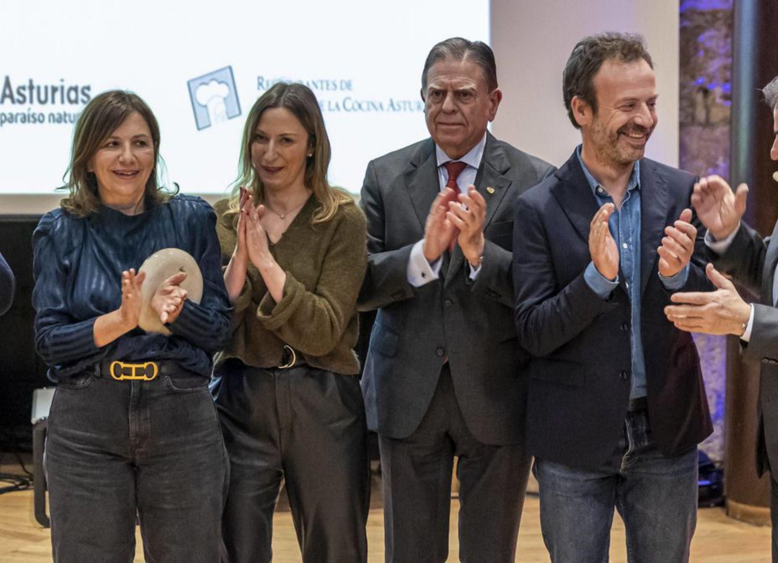 Por la izquierda, Esther y Sandra Manzano, Canteli y Nacho Manzano, ayer, en la gala del Auditorio.