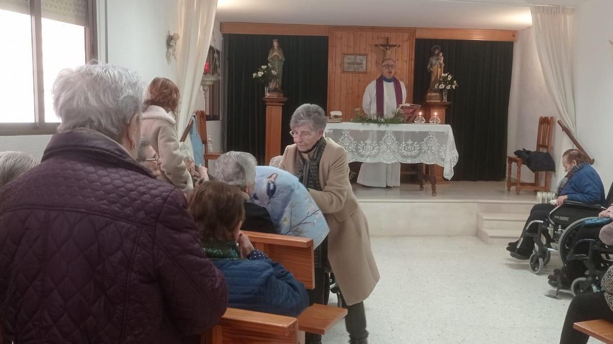 Usuarios de la residencia, con el estandarte.