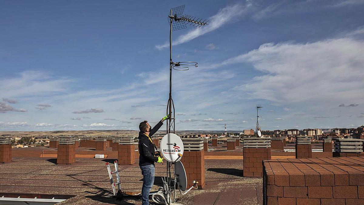 El profesional de las telecomunicaciones Víctor Gago, durante una instalación en San José Obrero. | Emilio Fraile