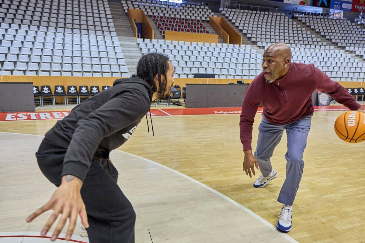 Otis Livingston II trata de defender a su padre en Fontajau.