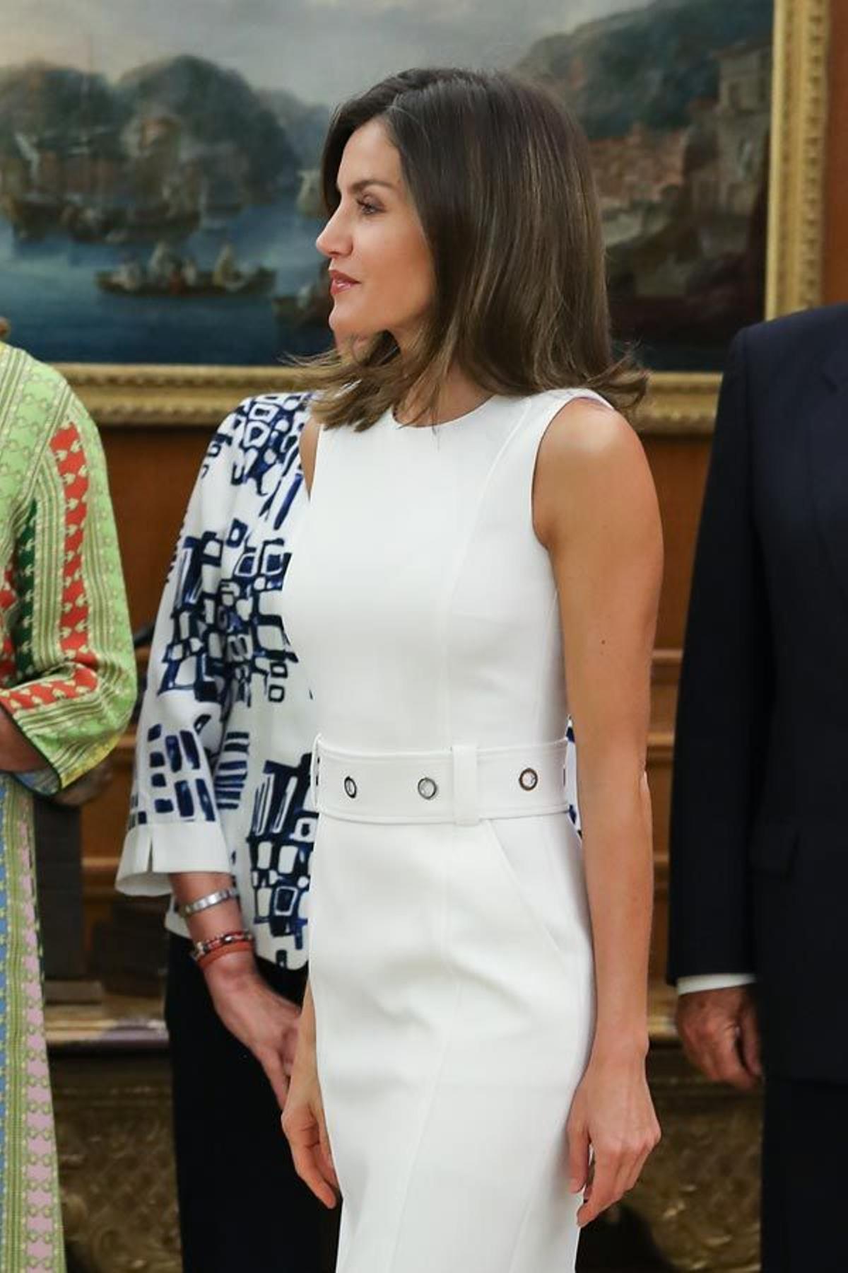 Detalle del cinturón con agujeros del vestido midi en color blanco de Letizia Ortiz