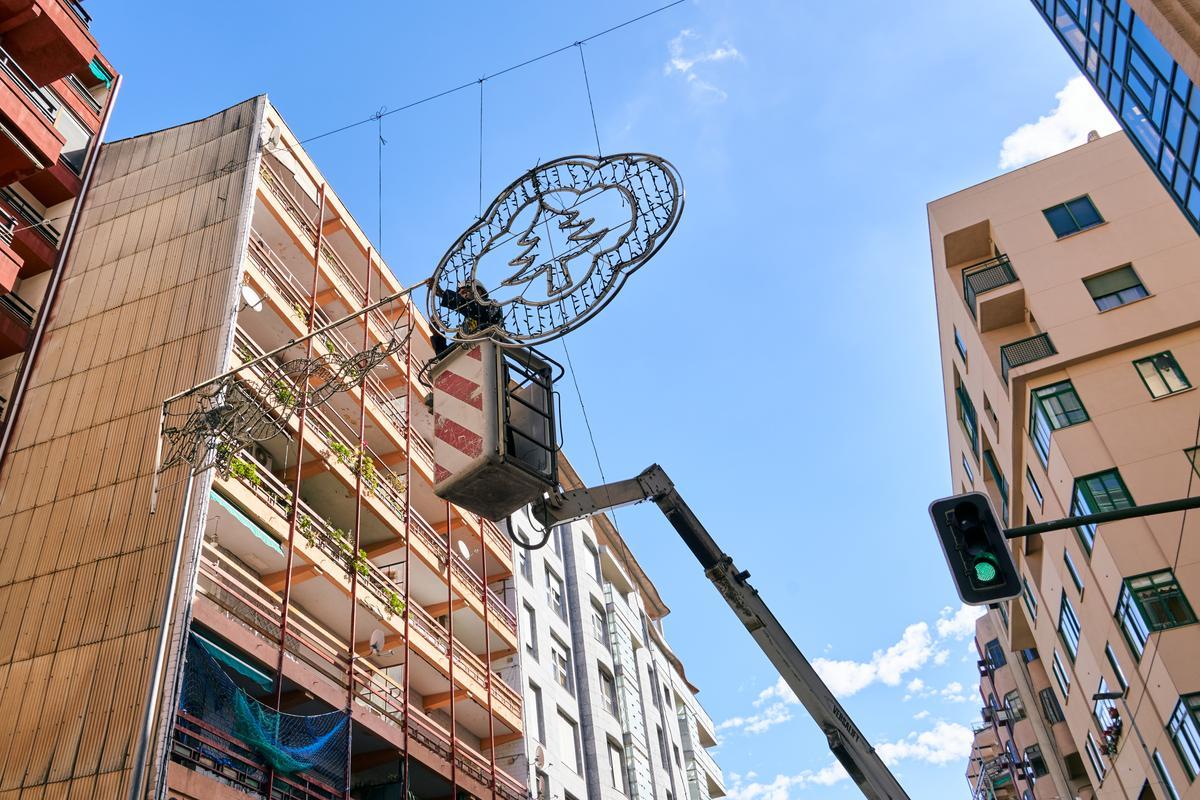 Instalación de las luces de Navidad este mes.