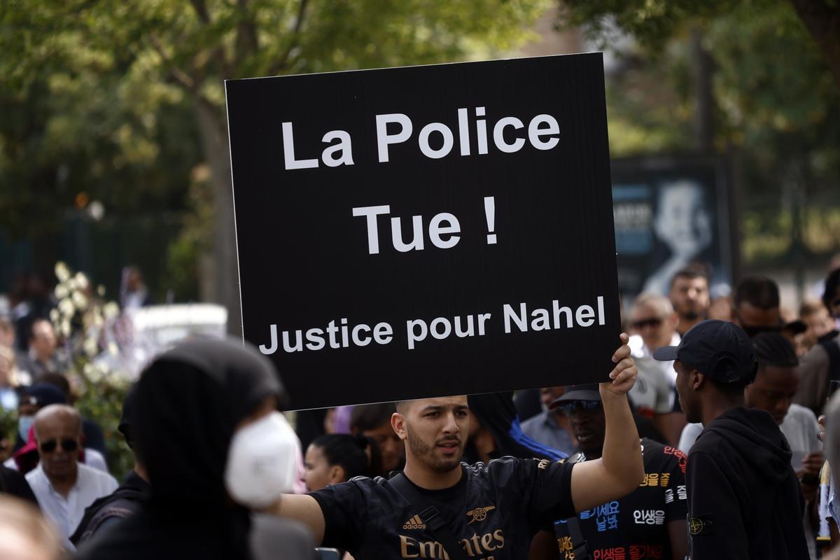 Mounia, la madre de Nahel encabeza una marcha blanca en Nanterre. La familia del joven fallecido ha convocado una marcha blanca en su memoria.