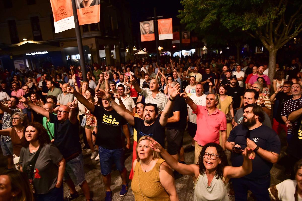 Fotogalería | Las imágenes de los conciertos de Paco Santos y Un pingüino, en la feria de Plasencia