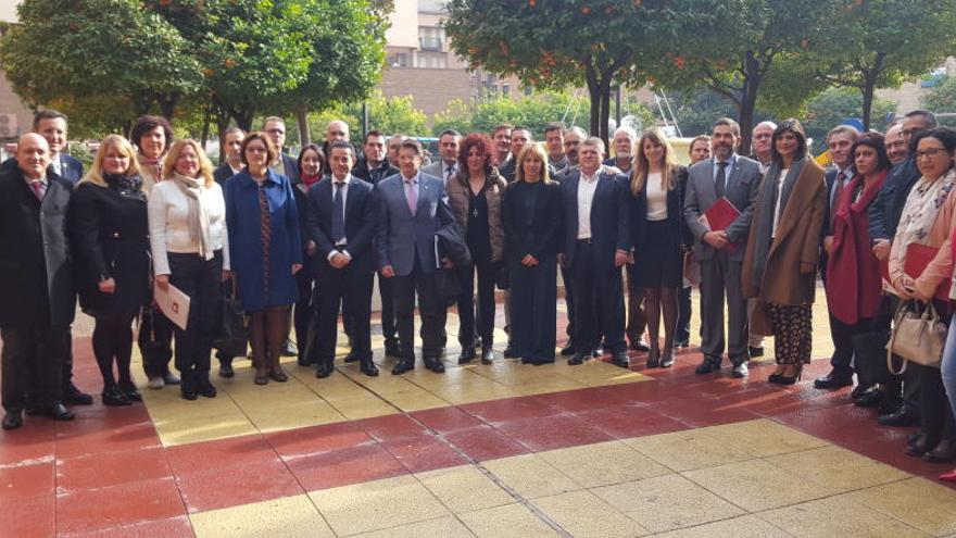 Los alcaldes y alcaldesas que asistieron a la asamblea de la Federación de Municipios celebrada ayer posaron al final de la misma en la Plaza Mayor de Murcia.