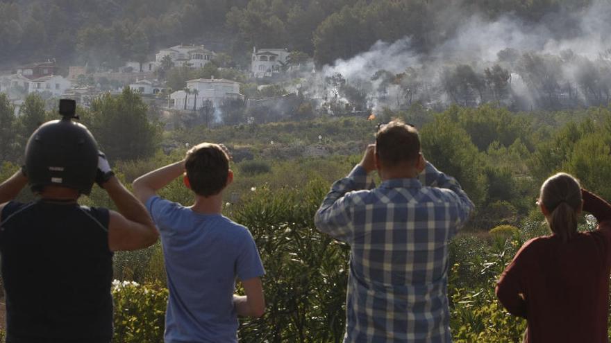 Emergencias eleva a más de mil los desalojados por el incendio en Xàbia