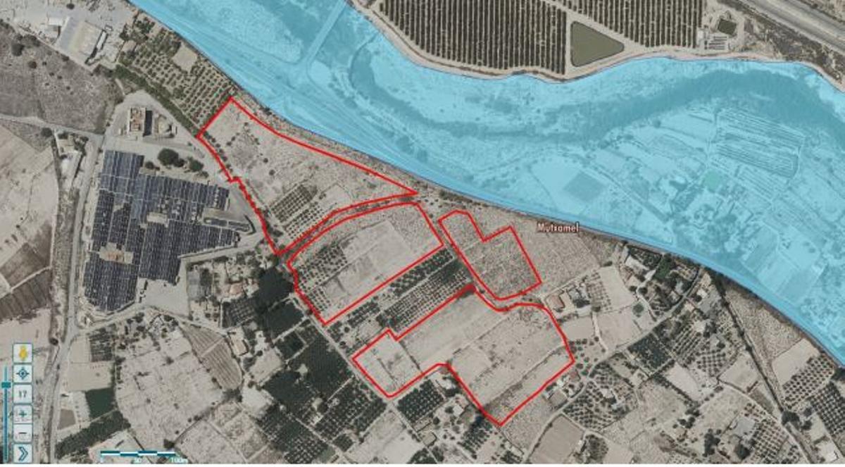 Los recintos de la central, en color rojo, y el corredor territorial fluvial del río Seco, en azul