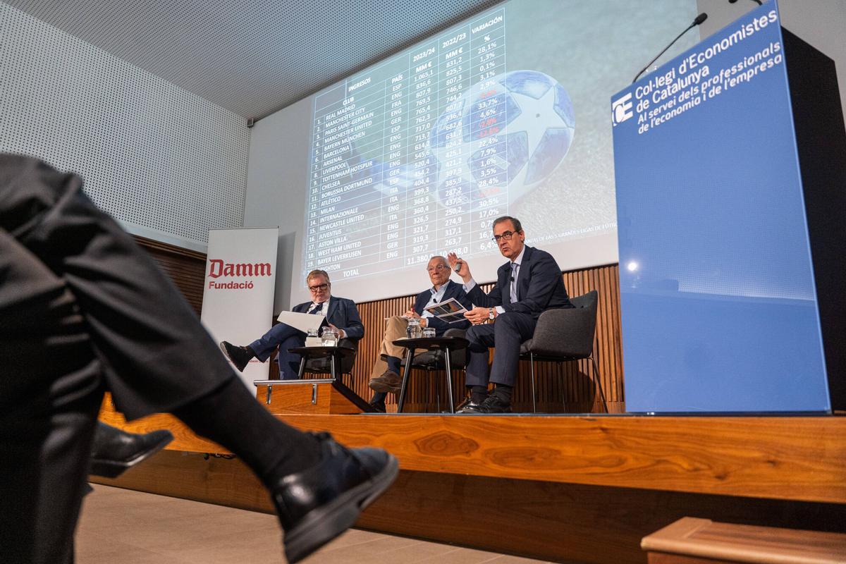 Barcelona. 18/11/2025. Economía. Presentación del informe "Las finanzas de las 5 grandes ligas de futbol europeas en el 2023-2024" en el Col.legi d'Economistes de Catalunya. AUTOR: Marc Asensio Barcelona, Catalunya, España, Col.legi d'Economistes de Catalunya, economía, finanzas, dinero, capital, futbol, negocio, ligas europeas, deuda, patrimonio, equipos, deporte