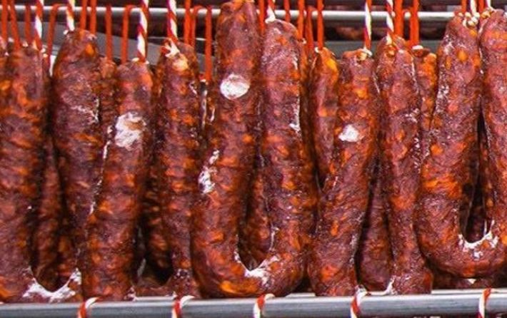 Chorizos de Zamora en periodo de curación