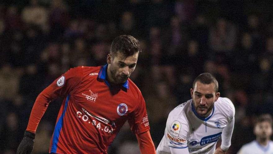 Adrián controla el balón vigilado por Pedro García, del Ourense CF. // Brais Lorenzo