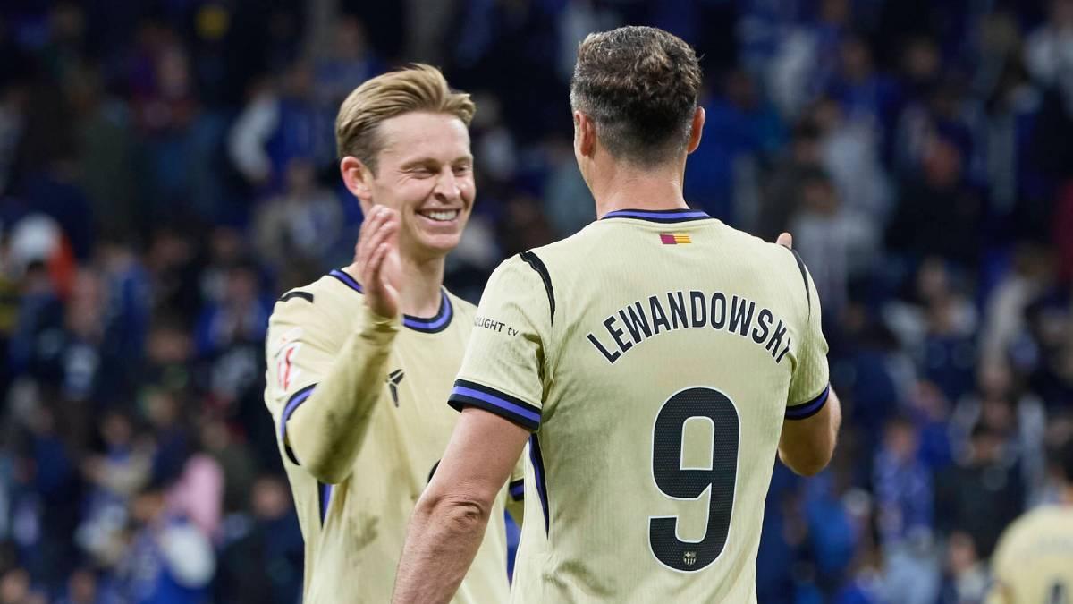 Frenkie de Jong y Lewandowski, dos de las apuestas de Flick para Stamford Bridge
