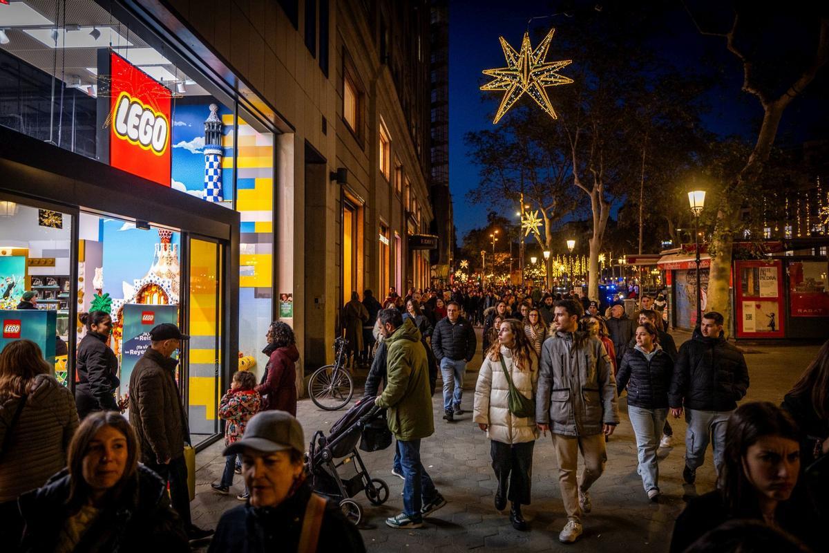 El comercio espera otra Navidad “buenísima”. Ambiente de ayer domingo día 15, con las tiendas abiertas.
