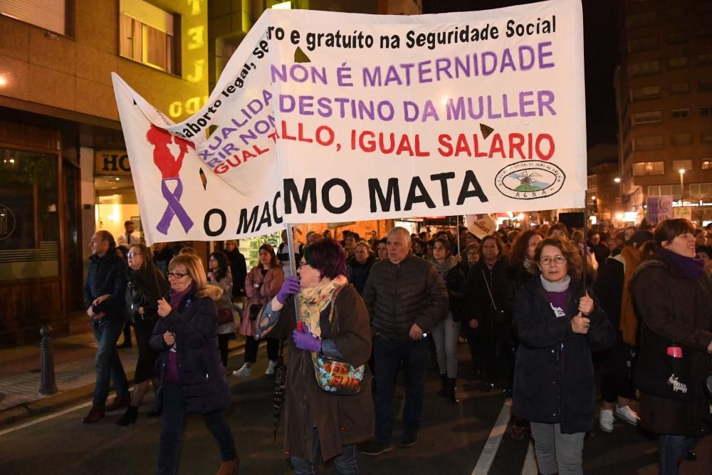 Multitudinaria participación en la marcha que ha recorrido las calles de la ciudad para denunciar las desigualdades y violencias que, en pleno siglo XXI, aún padecen las mujeres.