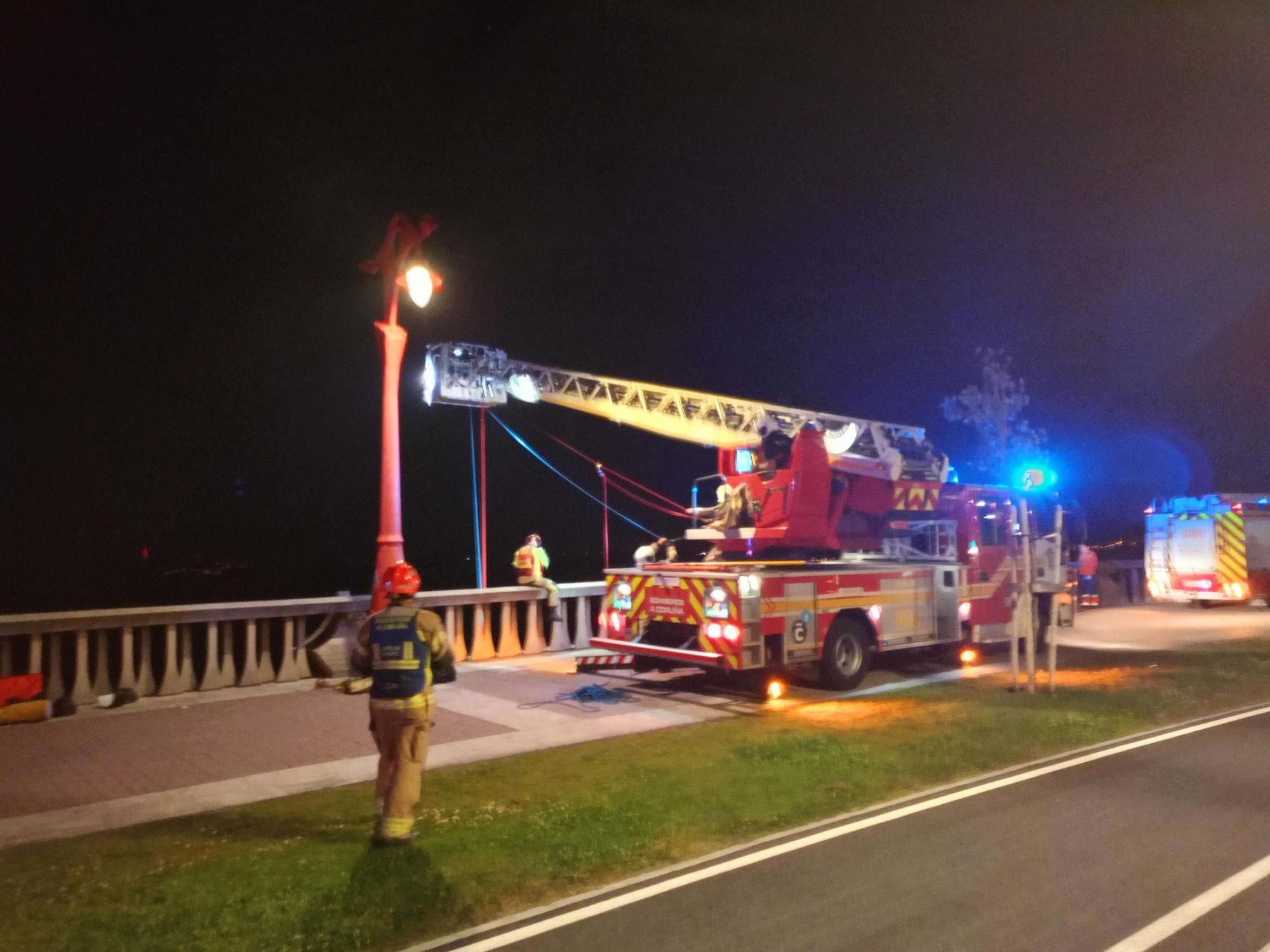 Eddahchouri, rescatado tras caer anoche a las rocas en el paseo marítimo de A Coruña