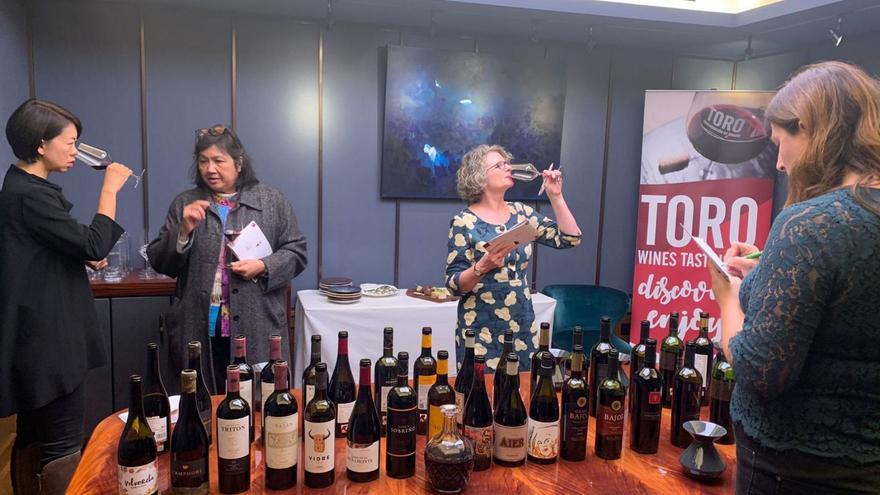 Periodistas especializadas del Reino Unido prueban los vinos aportados por bodegas de Toro para la cata. | DO