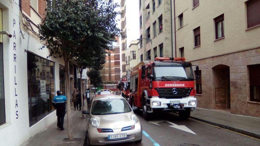 Intervención de los bomberos en la calle Juan II