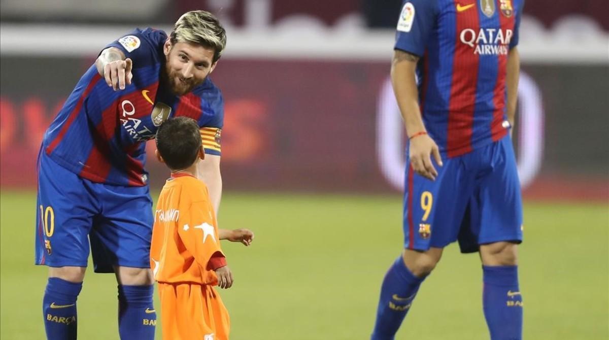 marcosl36614014 fc barcelona lionel messi  l  talks to afghan boy murtaza ah161213183650