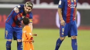 marcosl36614014 fc barcelona lionel messi  l  talks to afghan boy murtaza ah161213183650