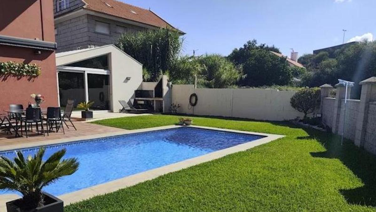 Una de las piscinas privadas que está disponible para alquilar en Vigo.
