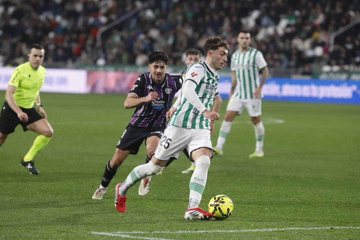Mikel Goti conduce el esférico en el choque ante el Valladolid.