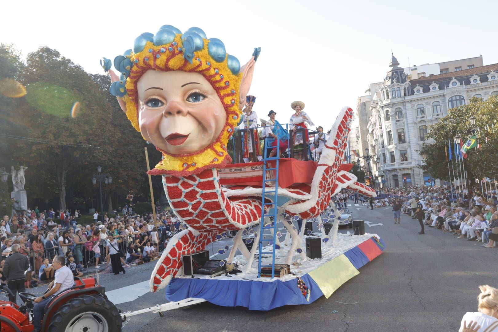 En Imágenes: El Desfile del Día de América llena las calles de Oviedo en una tarde veraniega