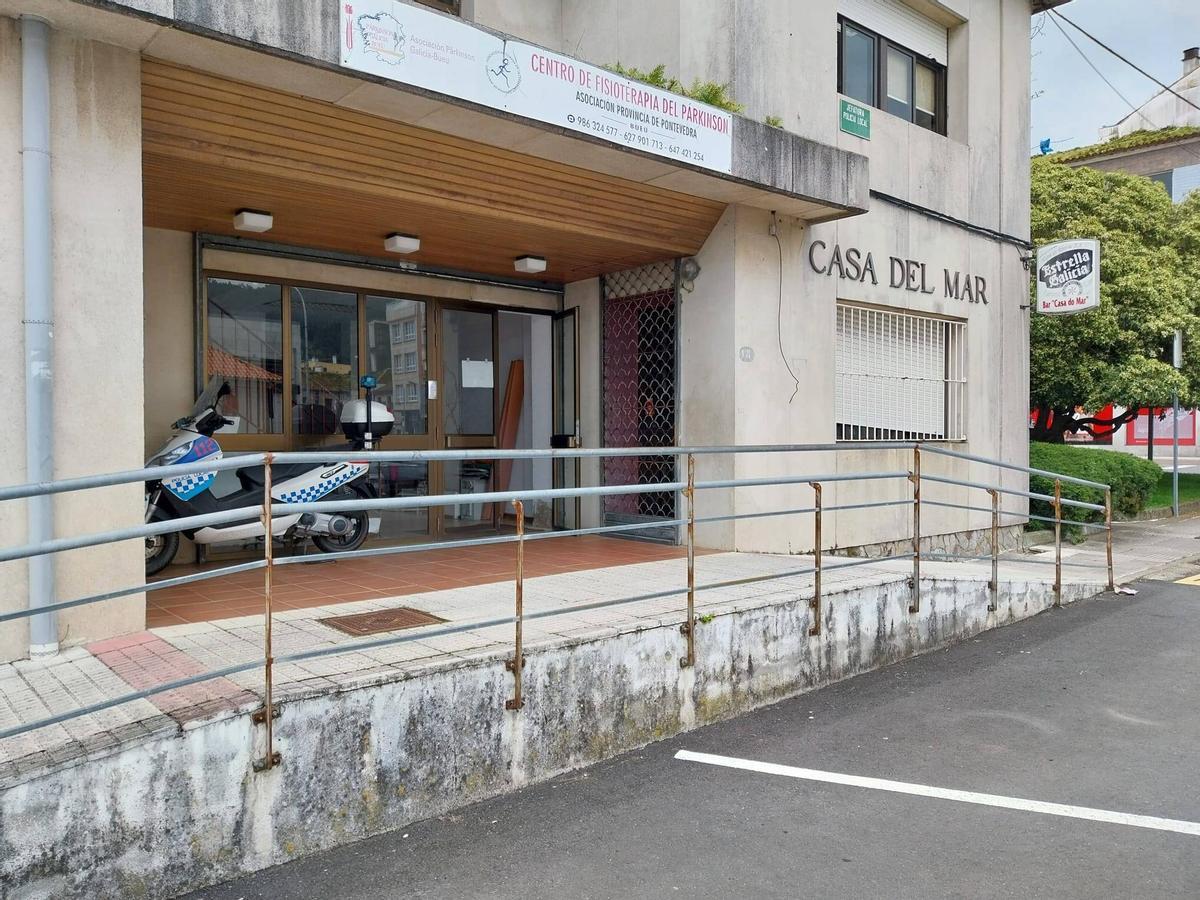 El edificio de la antigua Casa do Mar, con el espacio de la antigua cafetería en primer término.