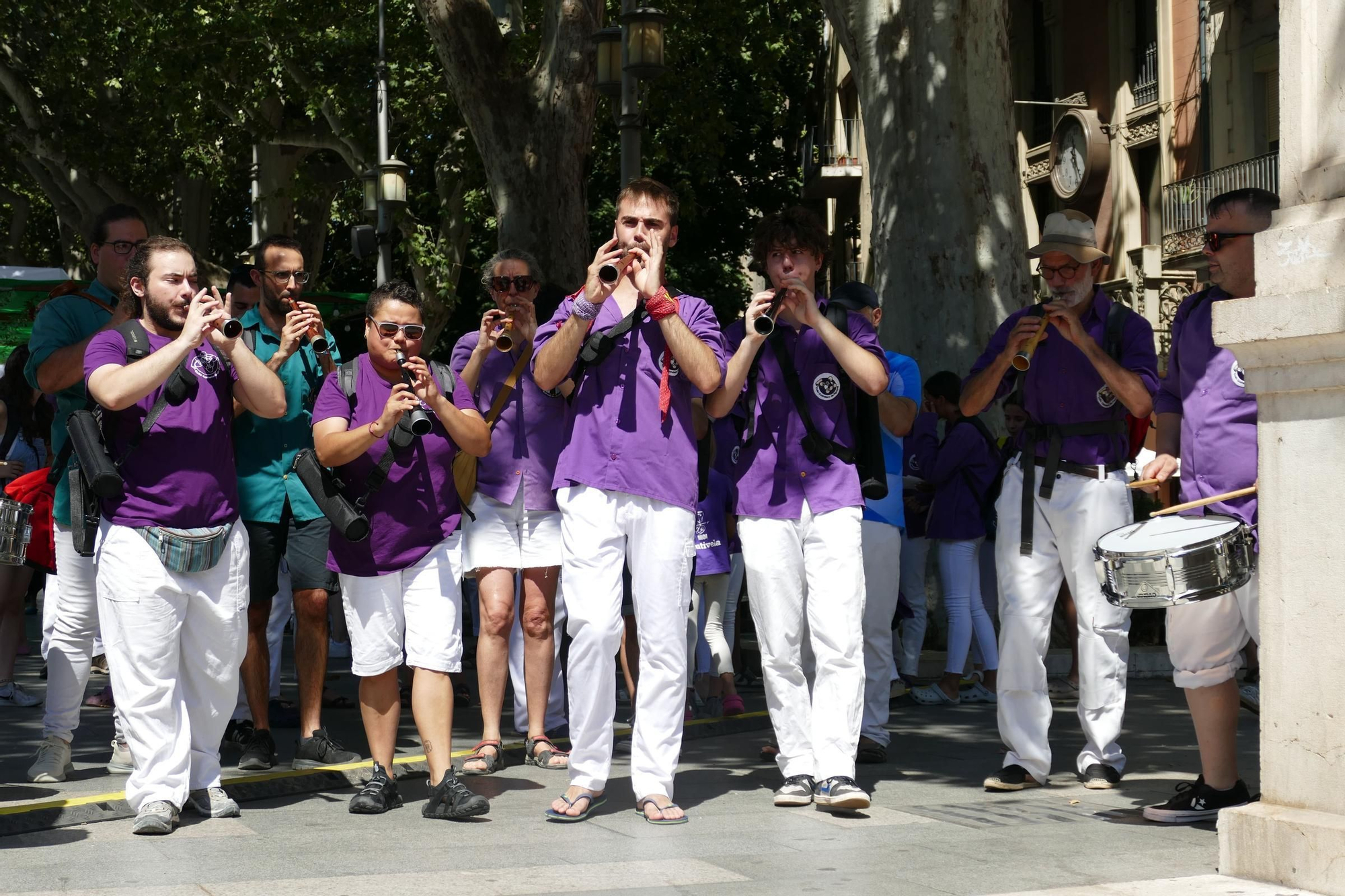 La plaça Catalunya de Figueres s’omple de castells en una Diada de Sant Pere marcada per calor