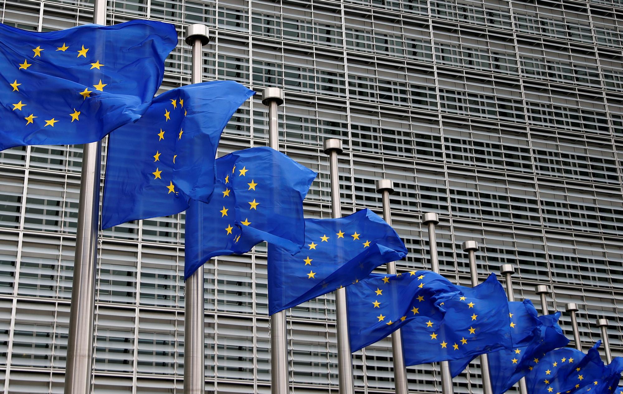 Banderas de la Unión Europea en la sede de la Eurocámara en Bruselas.