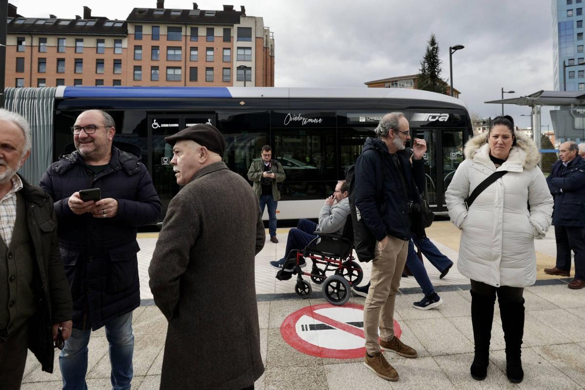 Barbón inaugura los pasillos rodantes  del HUCA y la nueva parada de autobús del hospital.