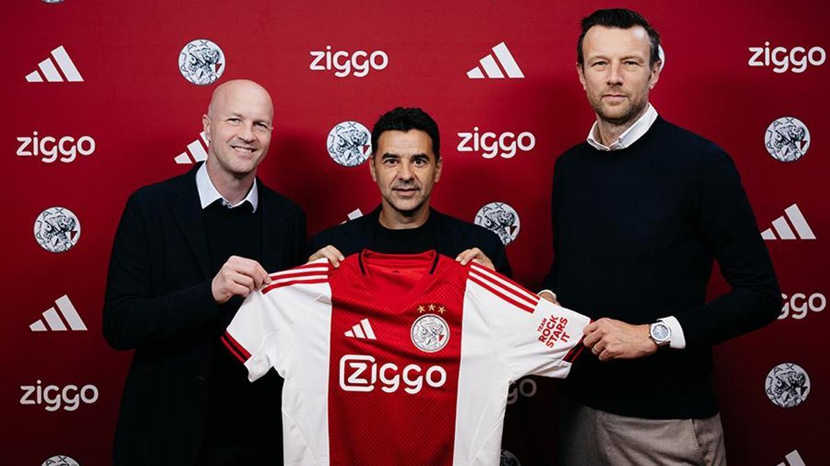 Jordi Cruyff y Míchel, tras la firma de su contrato con el Ajax