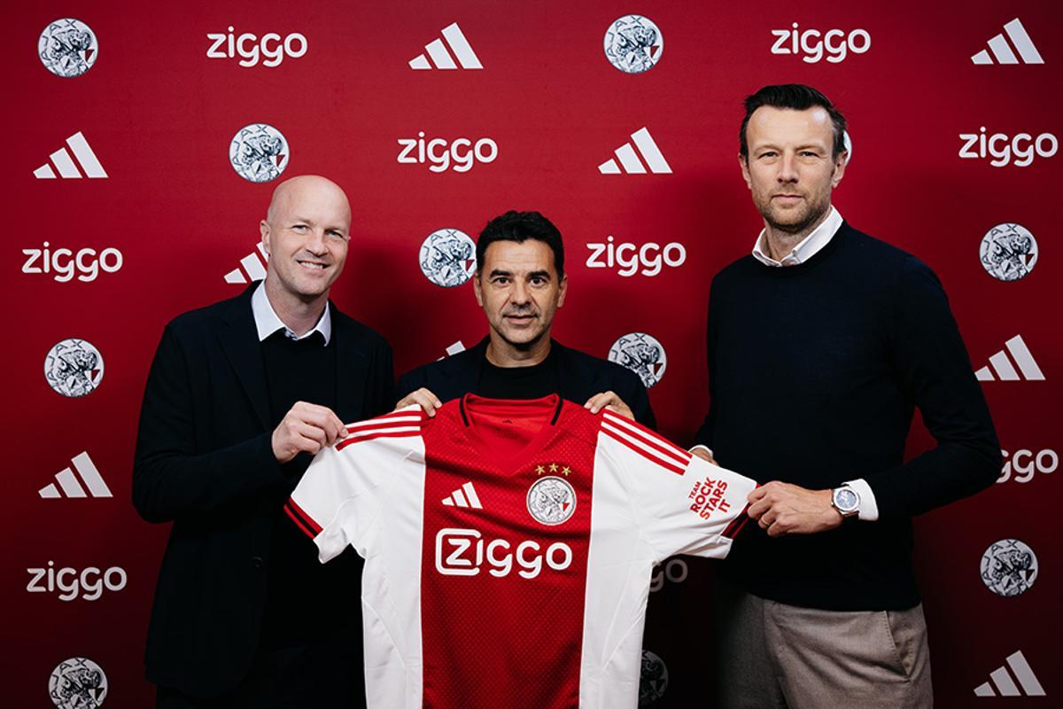 Jordi Cruyff y Míchel, tras la firma de su contrato con el Ajax