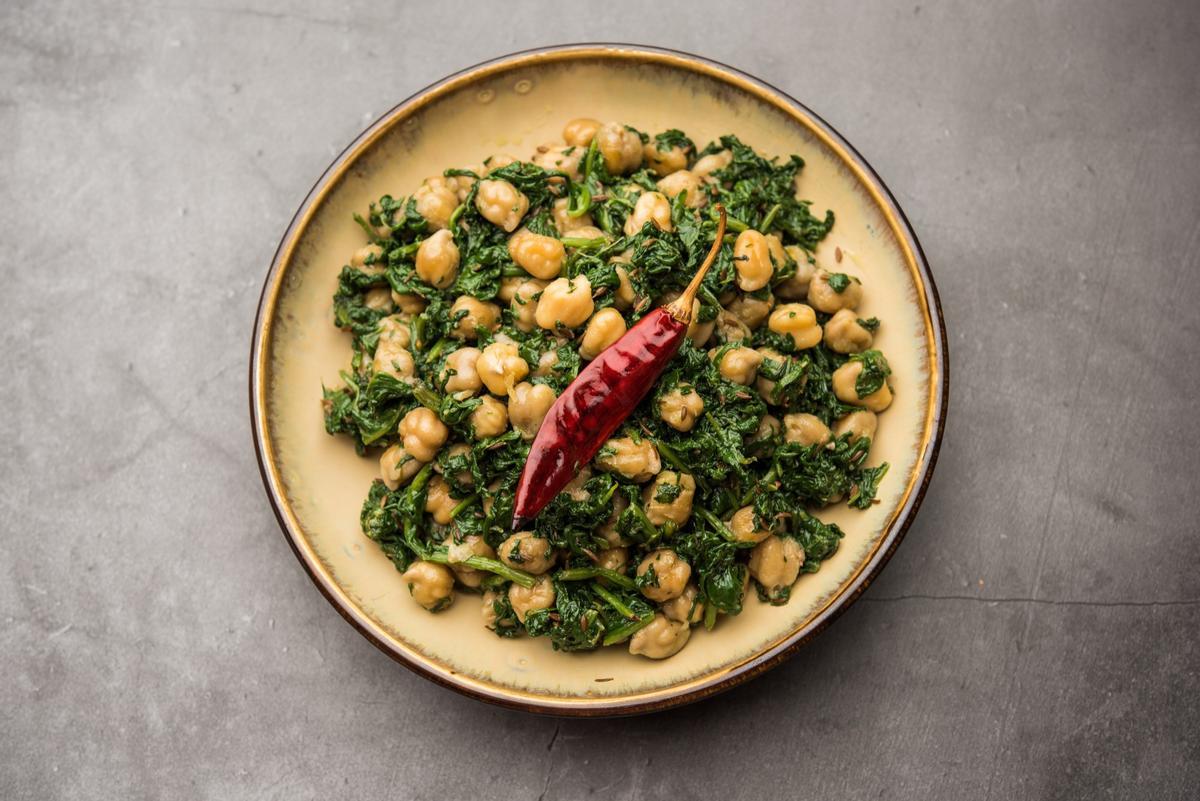 Espinacas, garbanzos y curry seco.