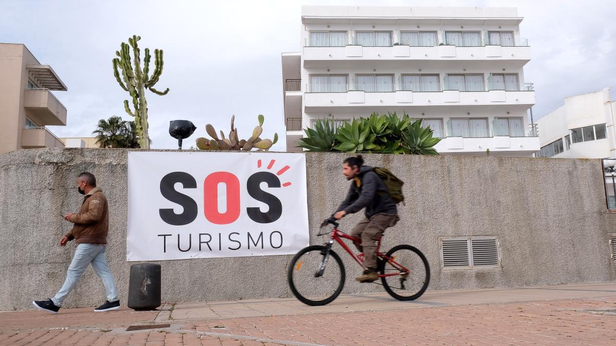 Un cartel de la campaña &quot;SOS Turismo&quot;, en Mallorca