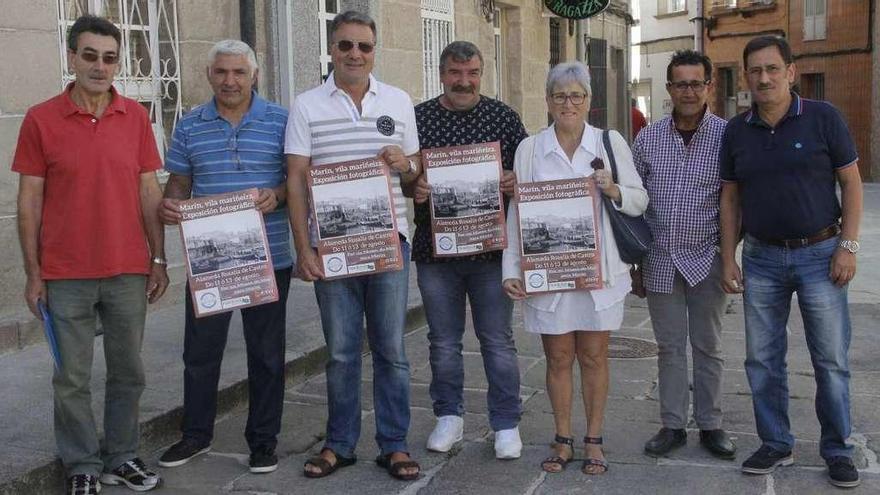 Los directivos de la Asociación en Defensa do Museo do Mar en Marín muestran el cartel. // S. Álvarez