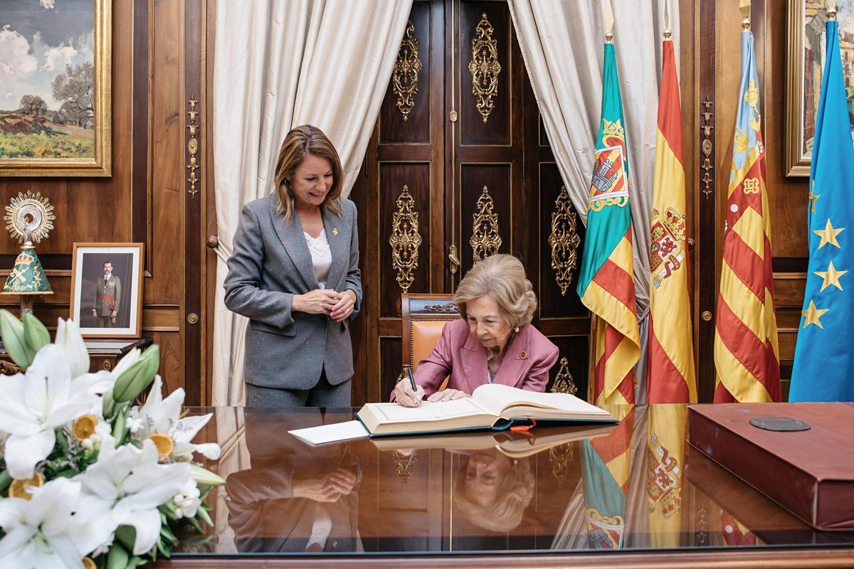 Firma en el libro de honor del Ayuntamiento de Castelló.